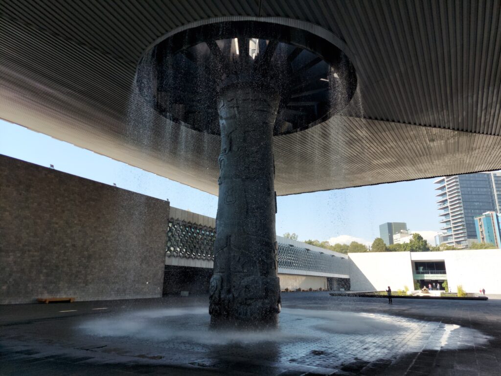 Pátio central do Museu Nacional de Antropologia com o teto-cogumelo, Cidade do México