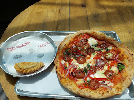 Pizza e empanada servidas na Casa Paradiso no shopping Paseo Alcorta em Buenos Aires