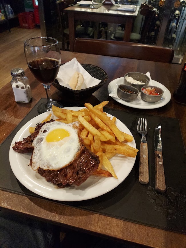 Entraña com ovo frito e batatas fritas do menu do dia na parrilla Santos Manjares, um dos melhores lugares onde comer em Buenos Aires