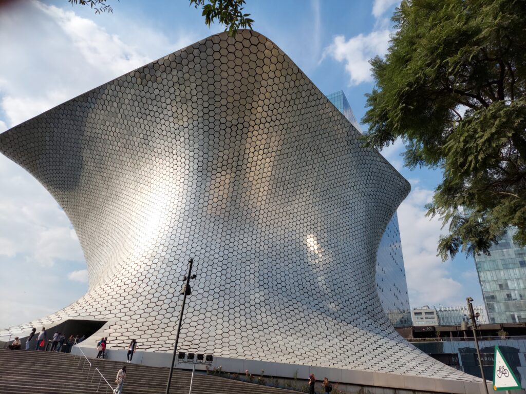 Fachada prateada e curva do Museu Soumaya em Polanco, Cidade do México