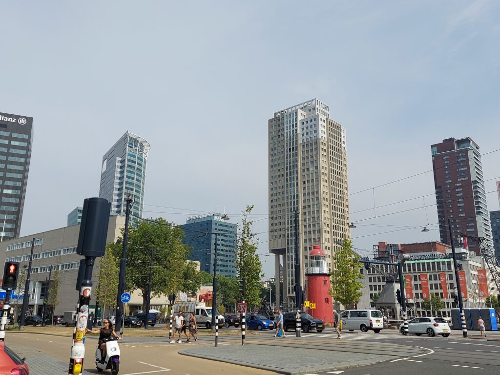 Cruzamento com prédios modernos no centro de Roterdã, Holanda