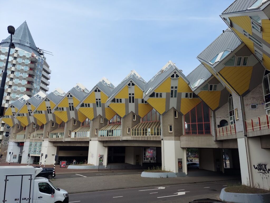 Cube Houses (Kubuswoningen), as casas cúbicas inclinadas de Roterdã